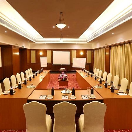 Greenpark Chennai Exterior foto A meeting room at a hotel