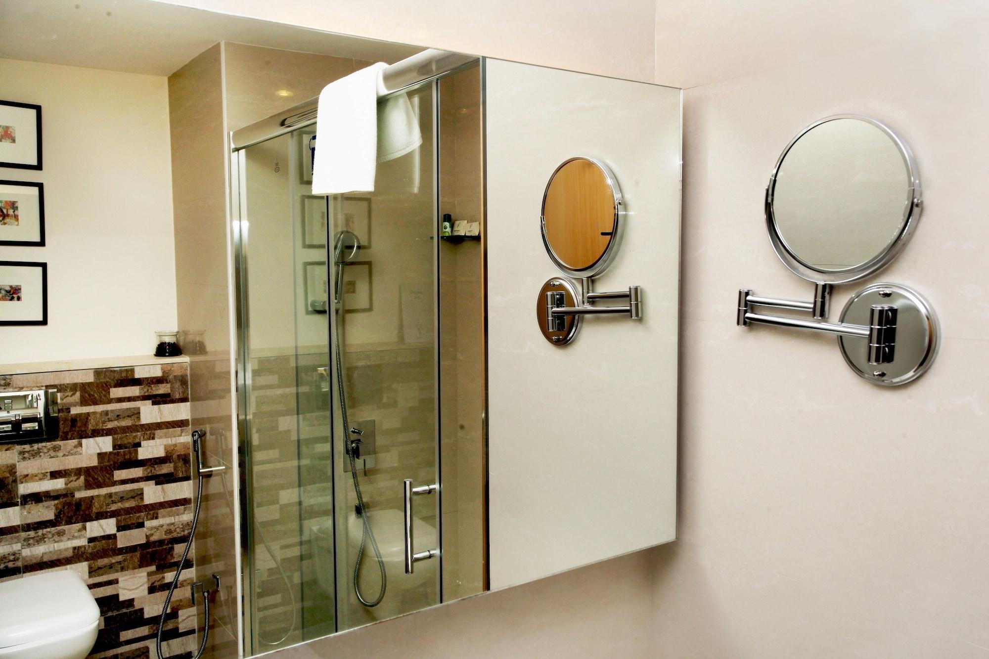 Greenpark Chennai Exterior foto A shower enclosure