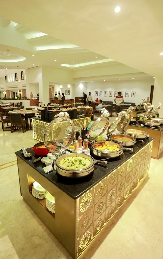 Greenpark Chennai Exterior foto A buffet at a hotel