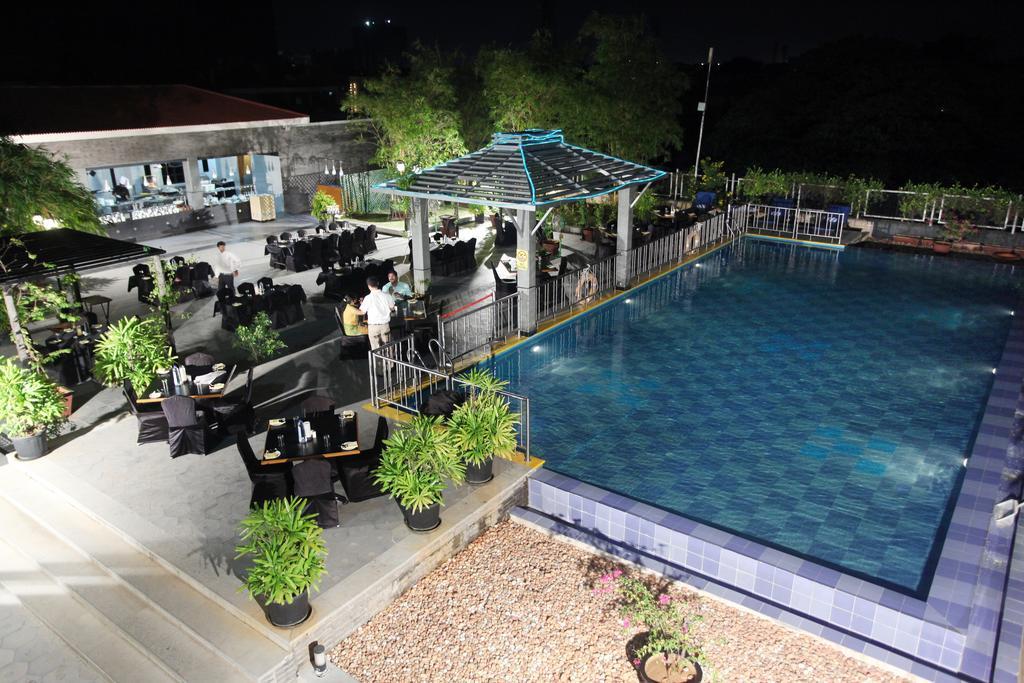 Greenpark Chennai Exterior foto The pool at the hotel