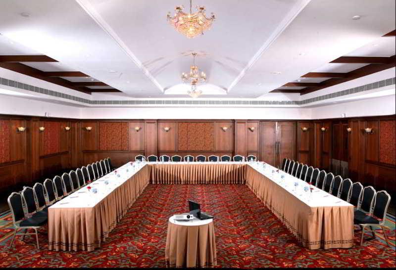 Greenpark Chennai Exterior foto A meeting room at a hotel
