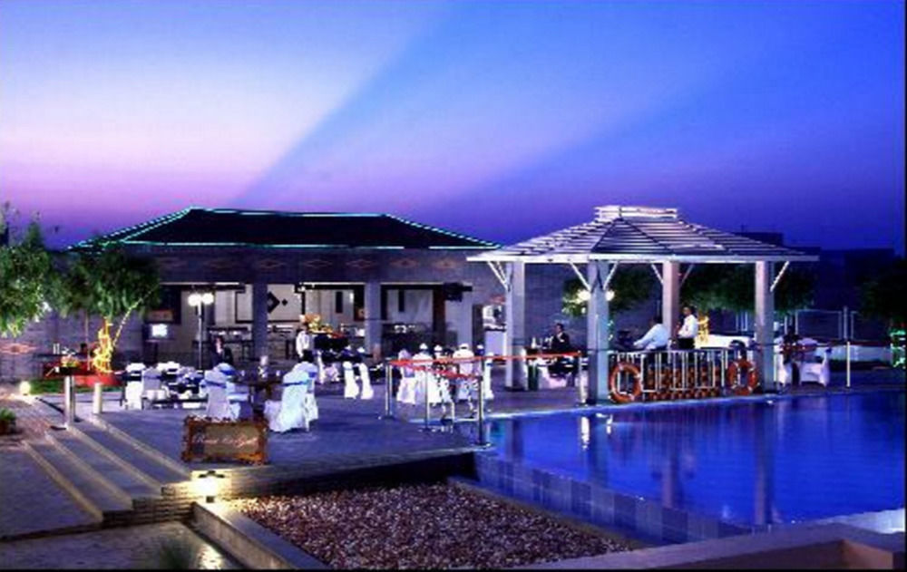 Greenpark Chennai Exterior foto The pool at the hotel