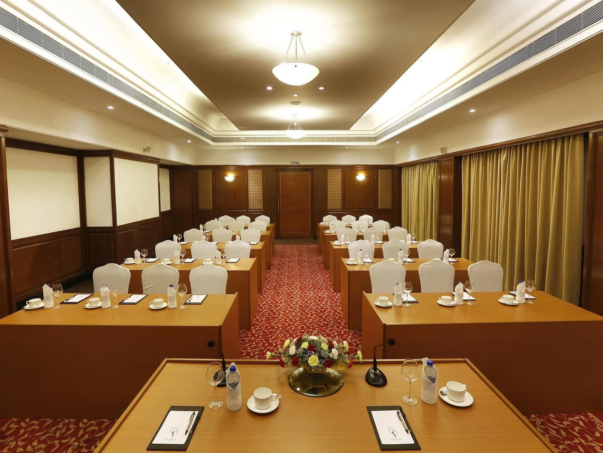 Greenpark Chennai Exterior foto Meeting room at the Taj Bengal