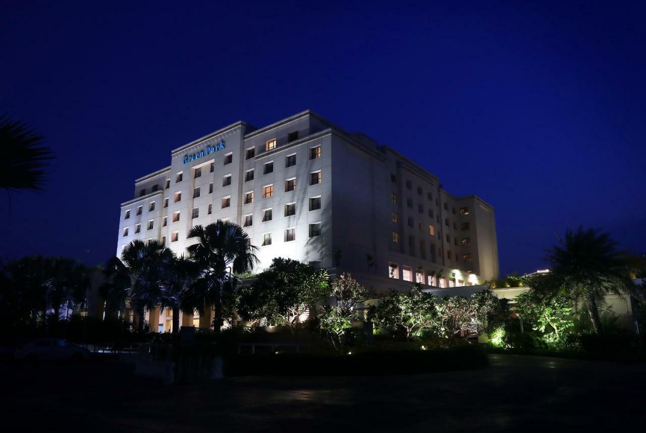 Greenpark Chennai Exterior foto The hotel at night