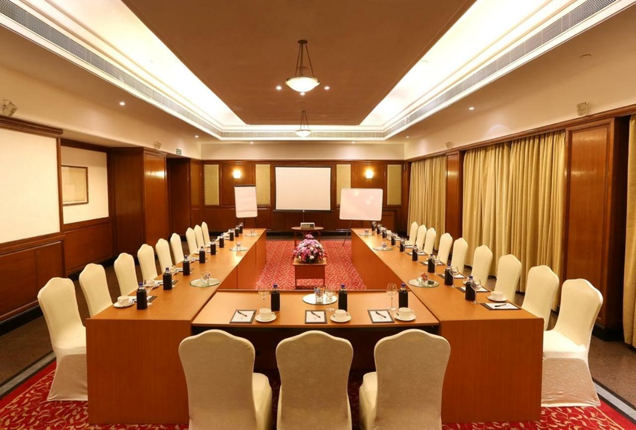 Greenpark Chennai Exterior foto A meeting room at a hotel